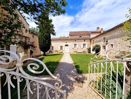 magnifique propriété avec deux piscines sur les rives du lot