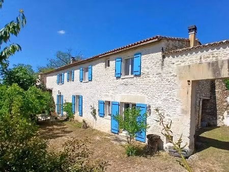 charmante maison de campagne en pierre avec piscine et grandes dépendances
