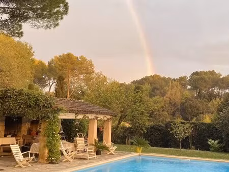 elégante villa de plain-pied avec piscine et grand jardin plat