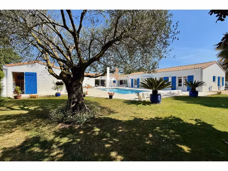 lagord - maison de plain pied sur jolie parcelle avec piscine  garage et stationnements