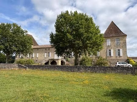 investissement d'exception : château de 1763 au coeur du vignoble girondin