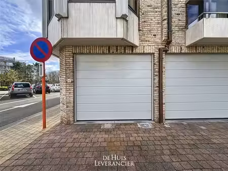 grote garage met staanplaats te koop in koksijde