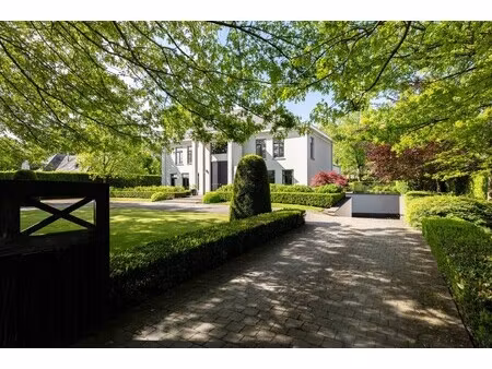 villa met ondergrondse parkeerkelder langs groene rand in weelde
