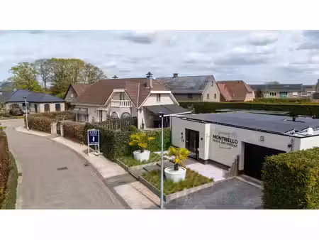 exclusieve villa met gastenverblijf en zwembad op de grens in weelde