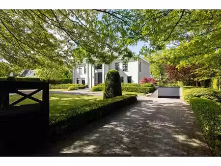 villa met ondergrondse parkeerkelder langs groene rand in weelde