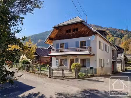 une charmante maison de village avec 3 chambres  un jardin et un mazot indépendant offrant