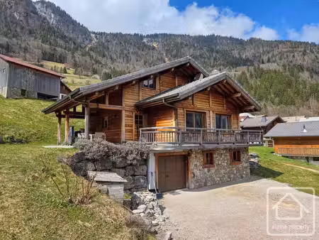 un magnifique et spacieux chalet situé dans un joli village à proximité des domaines...
