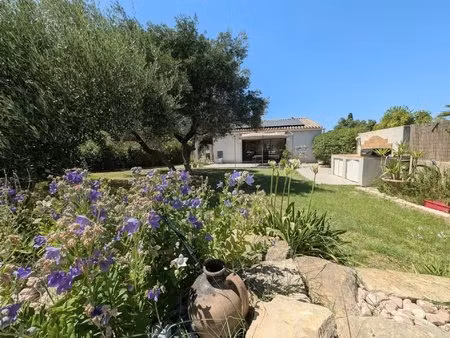 villetelle élégante villa de plain-pied rénovée avec piscine et magnifique terrain arboré.