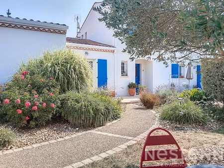 superbe maison à vendre au gua avec sa piscine  ses 5 chambres et sa piscine.