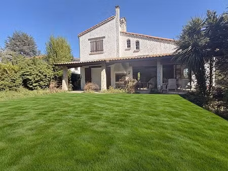 au coeur du bourg de bouliac maison traditionnelle de 209m2 avec sous sol de 140m2 sur par
