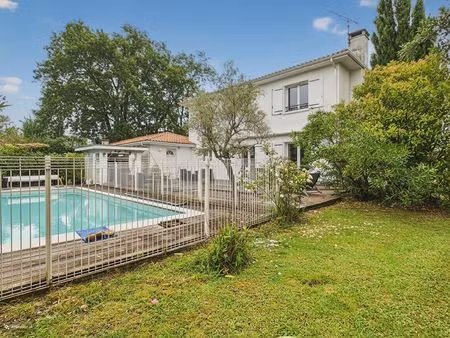 exclusivité rare maison traditionnelle de 162m2 habitables sur 2002m2 de terrain avec pisc