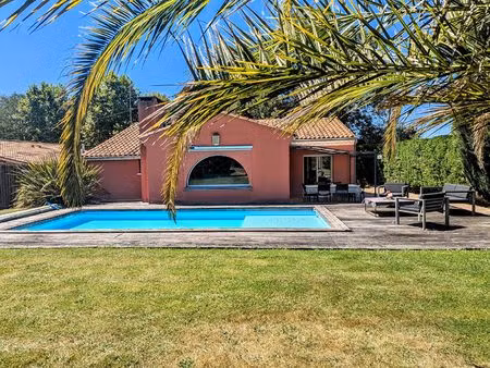 maison traditionnelle d'environ 175m² sur son terrain de 1328m²