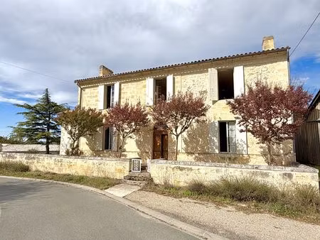 rare sur le secteur - maison en pierre idéalement située