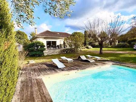 haut latresne- maison de 190m² habitable sur terrain de 2765m2 avec piscine et garage