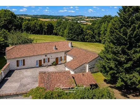 maison en pierre de 157m² avec 6 3ha de bois et prairies