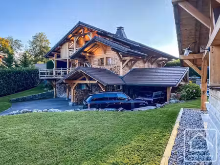 un grand chalet moderne et luxueux offrant une vue imprenable  à mi-chemin entre le lac et