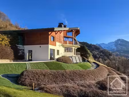 magnifique chalet de 7 chambres avec vue sur le mont-blanc  terrasses panoramiques  vaste.