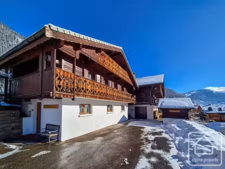 une opportunité unique d'acquérir deux chalets dans un endroit recherché avec une vue...