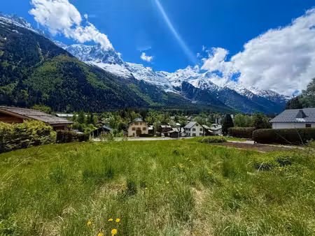 terrain constructible de premier choix de 1 221 m² avec une vue imprenable sur le mont...