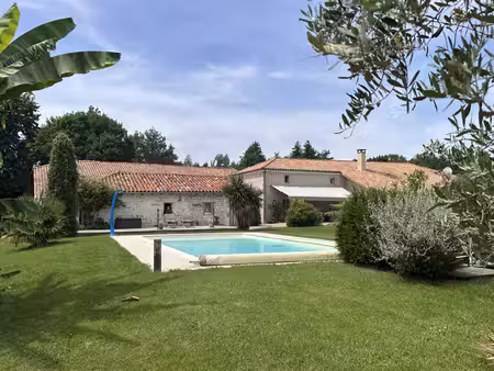 propriété en pierre entièrement rénovée + 2 gites  salle de réception et piscine sur 3 5..
