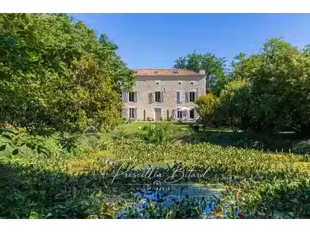 propriété de caractère dans un écrin de verdure  proche de la rochelle