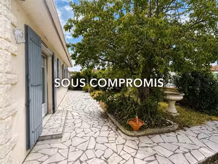 marans. maison de plain pied à rafraichir avec garage  jardin et puits
