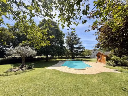 complexe immobilier avec terrain clos et piscine