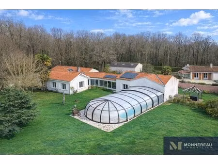 bel ensemble avec gite et vaste terrain en zone constructible