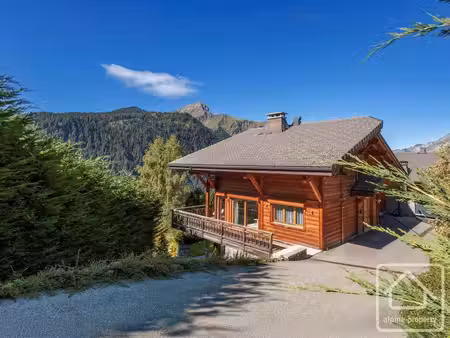 un chalet magnifique  moderne et luxueux  offrant de superbes vues dégagées et un...