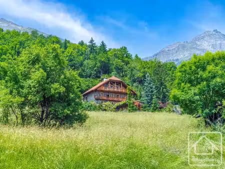 superbe propriété indépendante de 7 chambres avec piscine  nichée dans les alpes...