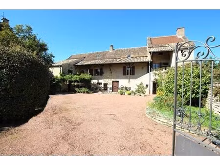 au nord de tournus  belle propriete de caractere de 263 m² sur un terrain clos et arbore..