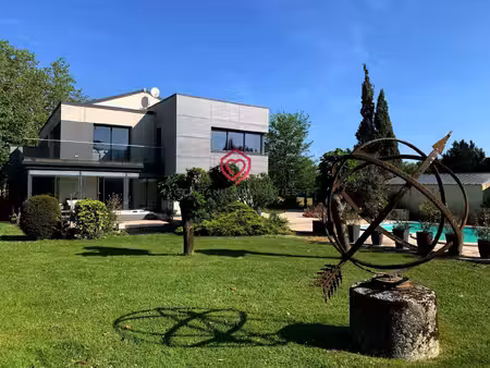 villa d’architecte rénovée avec soin  piscine  dépendances et superbe parc arboré