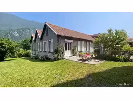 savoie (73)  à vendre vallée de la maurienne  maison atypique  terrain 4000m²  gîte
