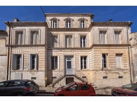 élégante demeure d'époque avec cinq maisons d'amis  située au cœur d’une petite ville