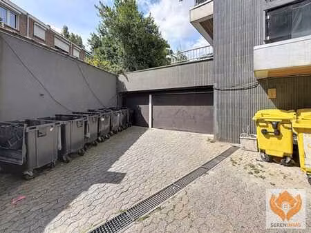 50 emplacements de parking sécurisés
