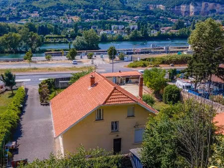 maison 6 pièces de 150 m² en bord de saône avec dépendance