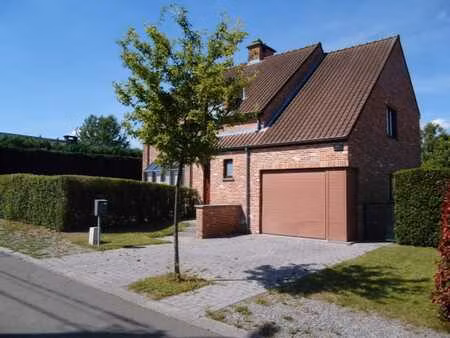 bell villa contemporaine lumineuse avec jardin