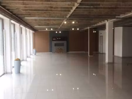 local 395 m² commerce  showroom + dépôt