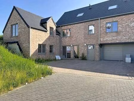 maison neuve dans un cadre verdoyant et paisible