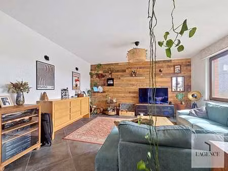 maison deux chambres avec terrasse  jardin et garage.