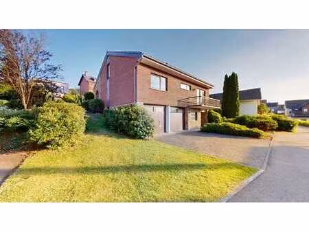 maison avec jardin et grand garage dans une voie sans issue