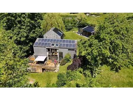 unique : villa d'architecte dans un écrin de verdure.