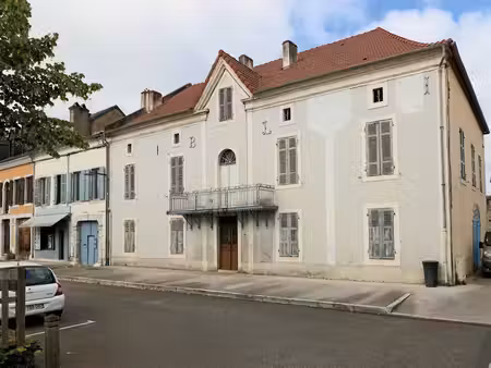 grande maison de caractère/immeuble de rapport comprenant 7 chambres
