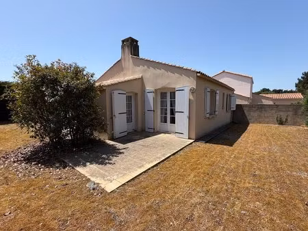 brem sur mer 85 a 2 pas des plages dans quartier residentiel villa plain pied avec garage.