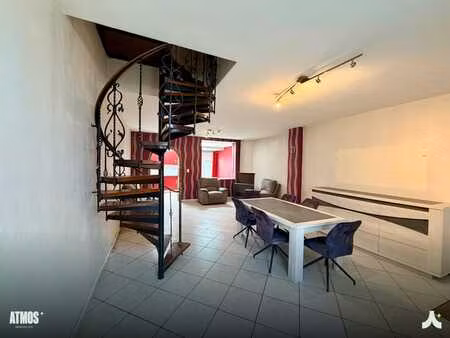 belle maison mitoyenne situé proche de toute commodité :
