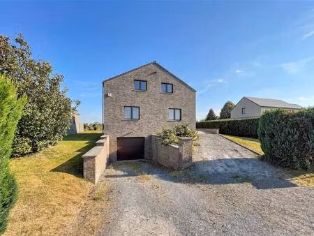 villa à vendre avec garage et terrasse   achêne (vbe43095)