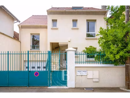 maison de luxe à vendre dans le quartier rive droite