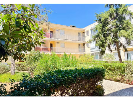 t4 traversant dernier etage dans copropriete securisee.