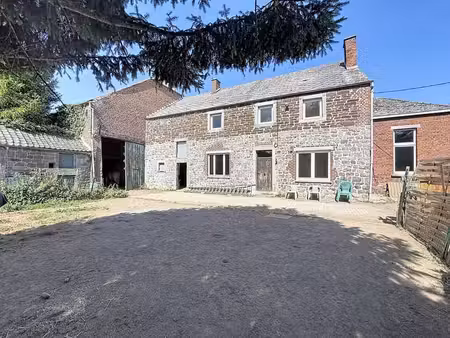 ancienne ferme avec dépendance située au calme