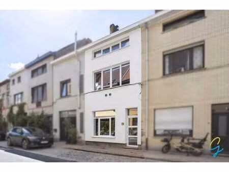 maison rénovée avec goût  offrant 4 chambres et un jardin